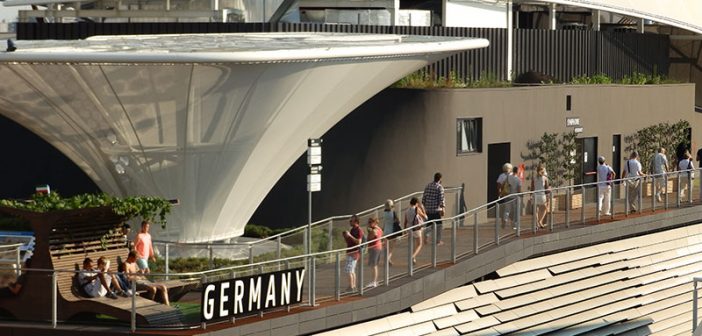 „Achterdeck“ – der Dachgarten des deutschen Pavillons in Mailand, mit Dachbegrünung, Spalierobst und Weinlaub an den Loungesitzen.