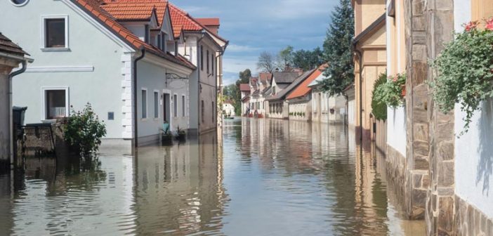 Im Gegensatz zu starken Niederschlägen oder Leitungswasserschäden zeigen sich Hochwasserschäden nicht nur an der Oberfläche, sondern auch in Hohlräumen, Decken- und Fußbodenkonstruktionen und im Wandquerschnitt.