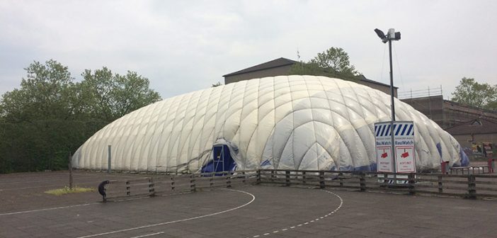 Mit der Aufstellung eines intelligenten Kamerasystems konnten weitere Schäden an der Traglufthalle in Wesseling verhindert werden.