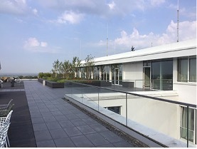 Als Basis für die geplante Aufstockung diente ein bestehendes Flachdach sowie ein übereck liegendes Schrägdach.