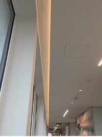 In den Flurbereichen wurden Lichtvouten für Tageslicht-LED-Leisten erstellt, die für ein harmonisches Lichtverhältnis sorgen.