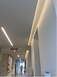 In den Flurbereichen wurden Lichtvouten für Tageslicht-LED-Leisten erstellt, die für ein harmonisches Lichtverhältnis sorgen.
