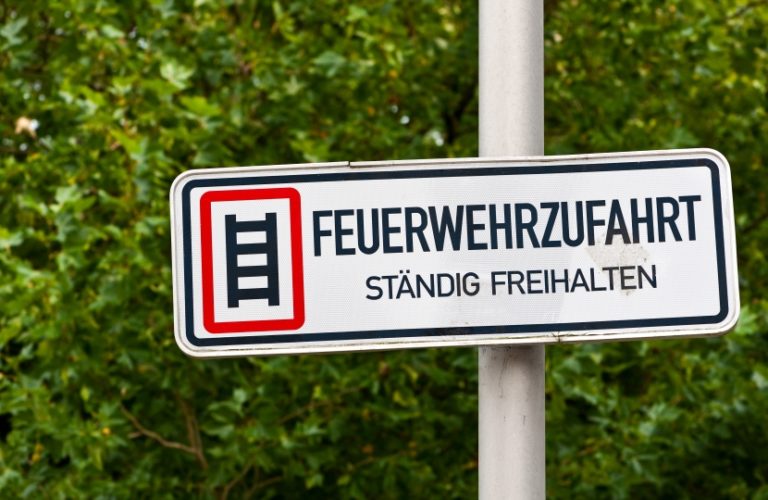 Feuerwehrzufahrten sind stets freizuhalten - © fefufoto - Fotolia.de