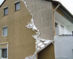 Totalschaden eines WDVS. - © Dr. Heribert Oberhaus