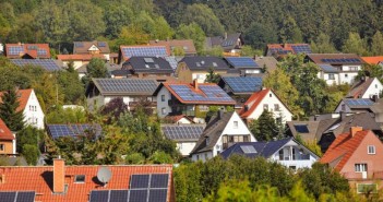 Abgeschweift: Weltweites Solarkataster von Google? Installierte Photovoltaikanlagen. - © Ingo Bartussek, Fotolia.de