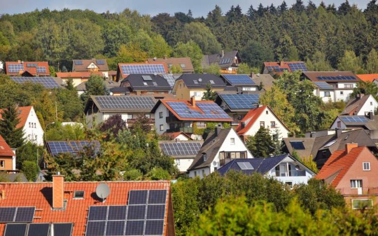 Abgeschweift: Weltweites Solarkataster von Google? Installierte Photovoltaikanlagen. - © Ingo Bartussek, Fotolia.de
