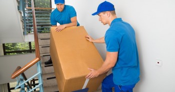 64 Prozent der Deutschen möchten im Alter umziehen Umzugshelfer bei der Arbeit. - © Andrey Popov, Fotolia.de