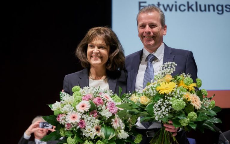 Dresdner Erklärung fordert Bund und Länder Neuwahlen in Dresden: die neue Präsidentin des Deutschen Städtetags, Oberbürgermeisterin Dr. Eva Lohse, und ihr Vorgänger Dr. Ulrich Maly, Oberbürgermeister von Nürnberg. - © Deutscher Städtetag