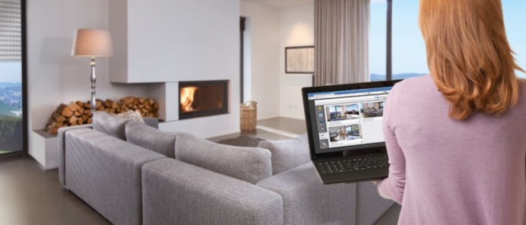 Sicher leben mit Hausautomation Die Vernetzung erfolgt nicht über aufwendige Verkabelungen, sondern per Funk über ein bestehendes LAN oder WLAN im Haus. Für die Bedienung können Fernseher, PC, Notebook, Tablet oder Smartphone genutzt werden. - © Rademacher