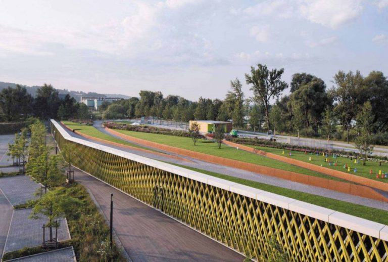 Grüner Erholungsraum auf dem Parkdeck Das 11.000 Quadratmeter große Parkdeck dient der Technischen Hochschule Deggendorf als Parkmöglichkeit und gleichzeitig der Bevölkerung ale Erholungsraum. - © Werner Huthmacher