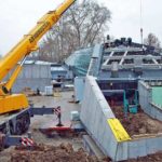 Baustellenlogistik auf engem Raum: Schwerlastelemente und Substrat mussten flächig eingebracht werden, um hohe Punktlasten zu vermeiden. - © Garten-Moser