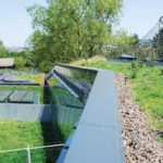 Die unregelmäßigen schrägen Dachkanten schaffen asymmetrisch geformte Dachbereiche. - © Garten-Moser