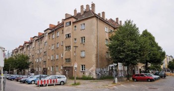 Sozialverträgliche Sanierung unter Denkmal- und Milieuschutzbedingungen Vor der Sanierung bot der Block einen traurigen Anblick großflächig bröckelte der graue verwitterte Putz von der Fassade ab. - Bild: © Christian Werner, Gewobag
