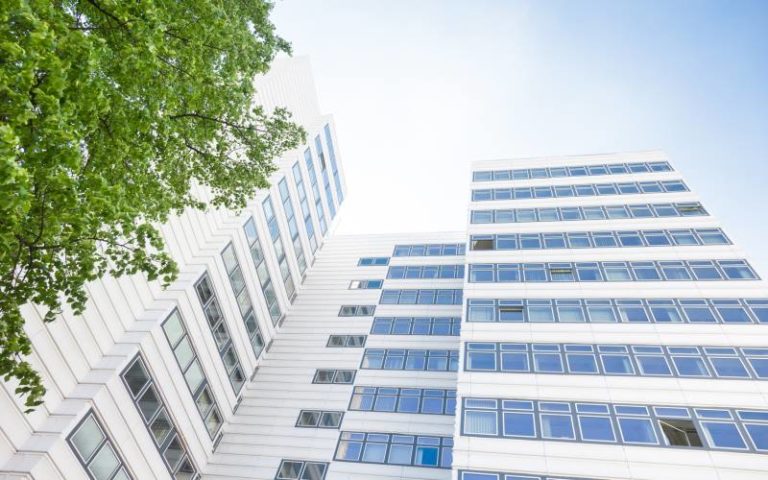 Energieeffizienz in Immobilien: Verbrauch in Mehrfamilienhäusern sehr unterschiedlich Energieeffizienz seit 2008 jährlich um rund 1,5 Prozent gestiegen. - Bild: © Tiberius Gracchus, Fotolia.de