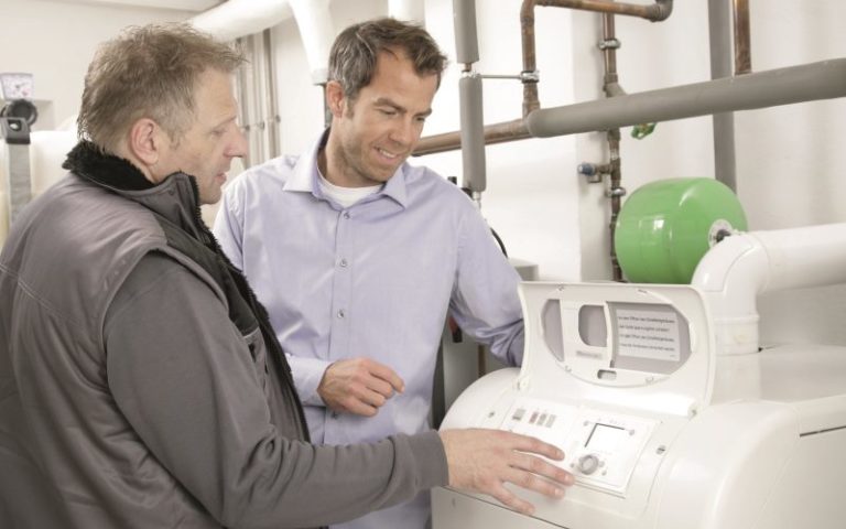 Ab Januar werden der Einbau effizienter Heizkessel und die Verbesserung der Wärmeverteilung mit 15 Prozent der Investitionssumme gefördert. - Bild: © IWO