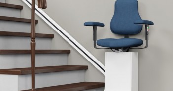 Altersgerechte Assistenzsysteme: Selbstständig und sicher Wohnen bis ins hohe Alter Auch Treppenlifte erleichtern das selbstständige Wohnen im hohen Alter - der Trend geht zu komplett barrierefreien Bauten. - Bild: © Robert Kneschke, Fotolia.de