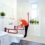 In der Musterwohnung stößt besonders das barrierefreie Bad auf besonderes Interesse bei den Besuchern. - Bild: © Dogewo 21