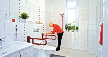 Wohnen im Alter: Musterwohnung zeigt seniorenfreundliche Lösungen In der Musterwohnung stößt besonders das barrierefreie Bad auf besonderes Interesse bei den Besuchern. - Bild: © Dogewo 21