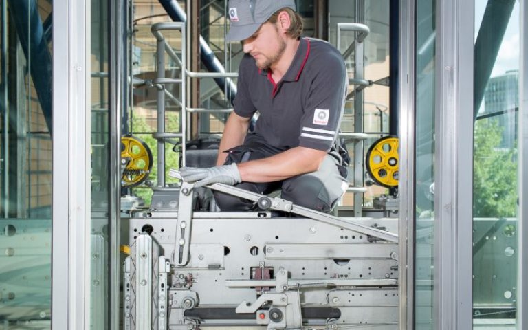Neue Aufzugnorm für mehr Sicherheit und Komfort Aufzugsnorm EN 81-20/50: Mehr Sicherheit und höherer Fahrkomfort für Aufzüge. - Bild: © Schindler