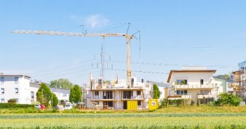 Wohnungsmärkte sind vielschichtig Der Bedarf an bezahlbarem Wohnraum für alle Bevölkerungsgruppen mit kleinen und mittleren Einkommen ist mit dem Flüchtlingszuzug nochmals gestiegen. - Bild: © Jürgen Fälchle, Fotolia.de