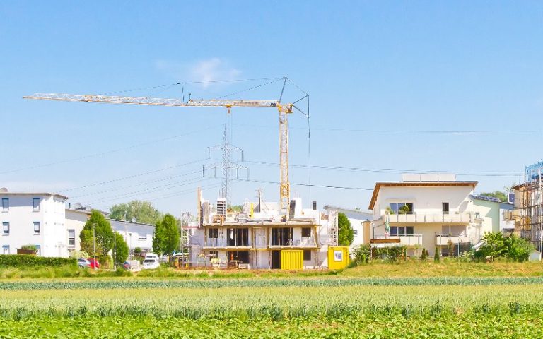 Bundeskabinett beschließt Wohnungsbau-Offensive Der Bedarf an bezahlbarem Wohnraum für alle Bevölkerungsgruppen mit kleinen und mittleren Einkommen ist mit dem Flüchtlingszuzug nochmals gestiegen. - Bild: © Jürgen Fälchle, Fotolia.de