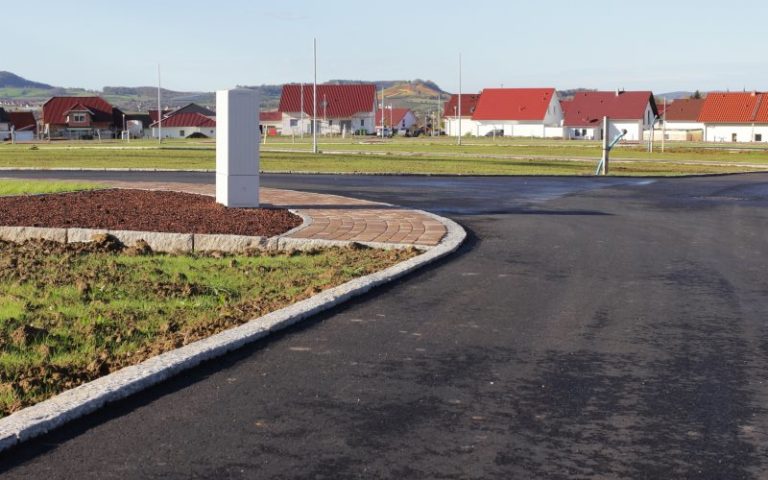 Die Studie des IW Köln zeigt: Der Staat muss neues Bauland verfügbar machen. - Bild: © ThomBal, Fotolia.de