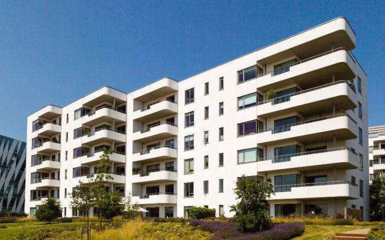 Anstieg der Baugenehmigungen in 2015 – Ernüchterung bei den Verbänden Im Jahr 2015 wurde in Deutschland der Bau von rund 309.000 Wohnungen genehmigt. - Bild: © Mikkel Bigandt, Fotolia.de