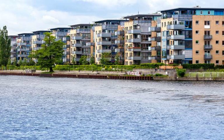 Insbesondere bis 2030 muss mehr Wohnraum entstehen. - Bild: © spuno, Fotolia.de