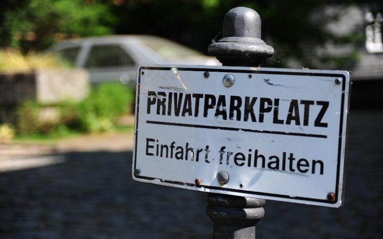 Falsches Parken und die Störerhaftung des Kfz-Halters Falschparker sind ein ständiges Ärgernis, auch in Wohnungseigentumsanlagen. - Bild: © cowö, Fotolia.de