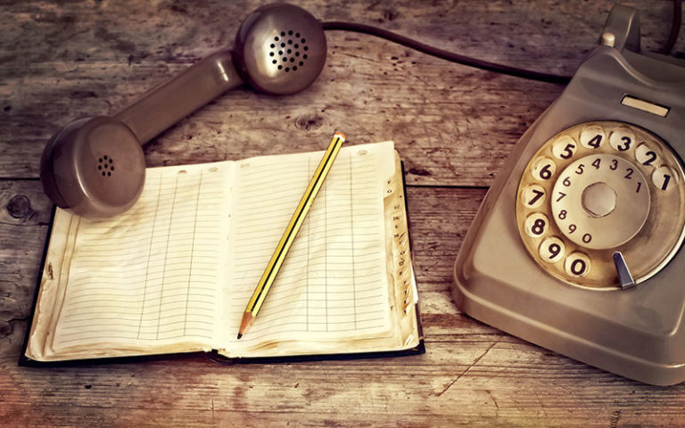 Wenn man heute einem zehnjährigen Kind ein Telefon mit Wählscheibe in die Hand gibt, wird es vermutlich den Finger in die Löcher stecken und drücken. - Bild: © Giuseppe Blasioli, Fotolia.de
