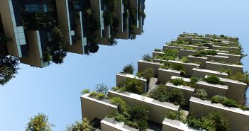 Die Gebäudebegrünung wird zum Funktionsgrün Entwicklungsgebiet Puerta Nuova in Mailand. Bosco verticale als besonderes Aushängeschild, aber auch die übrigen Gebäude mit üppiger Begrünung und großer öffentlicher Wasserfläche im Dachgarten waren beachtenswerte Projekte der Stadtplanung in Mailand – als Außenstandorte der Expo. - Bilder: © Manfred Köhler