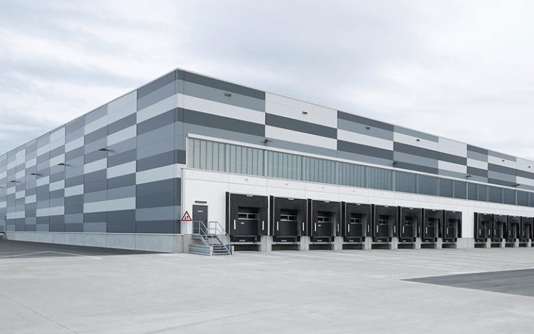 Gebäudedämmung: Warum immer mehr Architekten auf Sandwich-Paneele setzen Ein Beweis für das ansprechende Design der Sandwich- Paneele steht in Paderborn: An der Fassade des Zentrallagers eines Discounters hängen über 25.500 Quadratmeter Wand- und Kühlhauspaneele. - Bild: © Kingspan