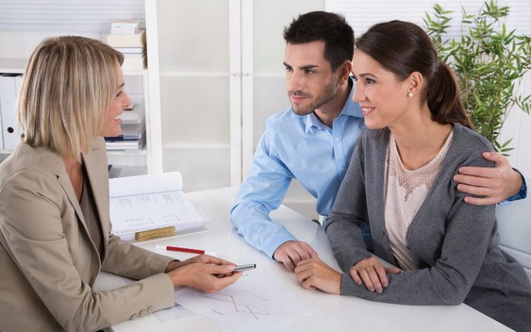 Kunden beim Beratungsgespräch.