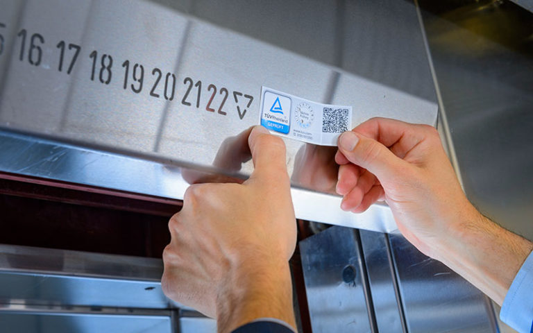 Seit dem 1. Juni muss jeder Aufzug in Deutschland sichtbar eine Plakette tragen.