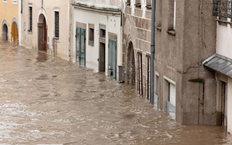 Aufwendige Sanierung von Hochwasser- und Flutschäden Hochwasser und Überflutung in Steyr, Österreich.