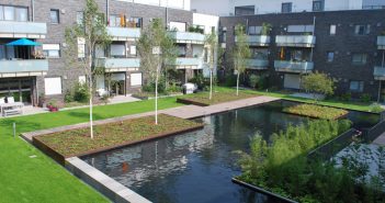 Regenwassermanagement: Verknüpfung von Natur und Technik Kombiniert verdunsten mit Gründach und offener Wasserfläche auf einer Tiefgarage in Kaarst.