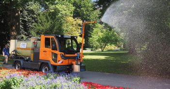 Multicar für jeden Fall in Bad Reichenhall Das robuste Multifunktionsfahrzeug wird im Sommer zum Gießen in den öffentlichen Parkanlagen in Bad Reichenhall eingesetzt.