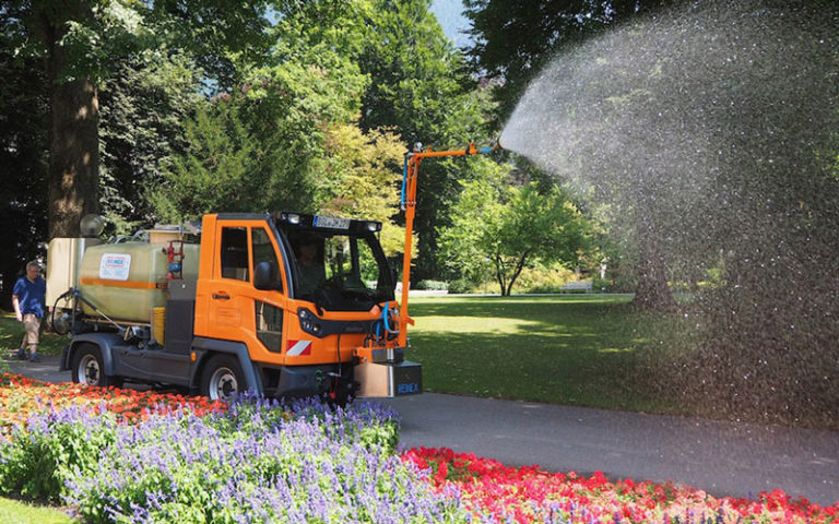 Multicar für jeden Fall in Bad Reichenhall Das robuste Multifunktionsfahrzeug wird im Sommer zum Gießen in den öffentlichen Parkanlagen in Bad Reichenhall eingesetzt.