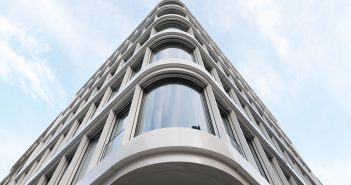 Baltics Haus in Hamburg: Ein Phönix erstrahlt in Weiss