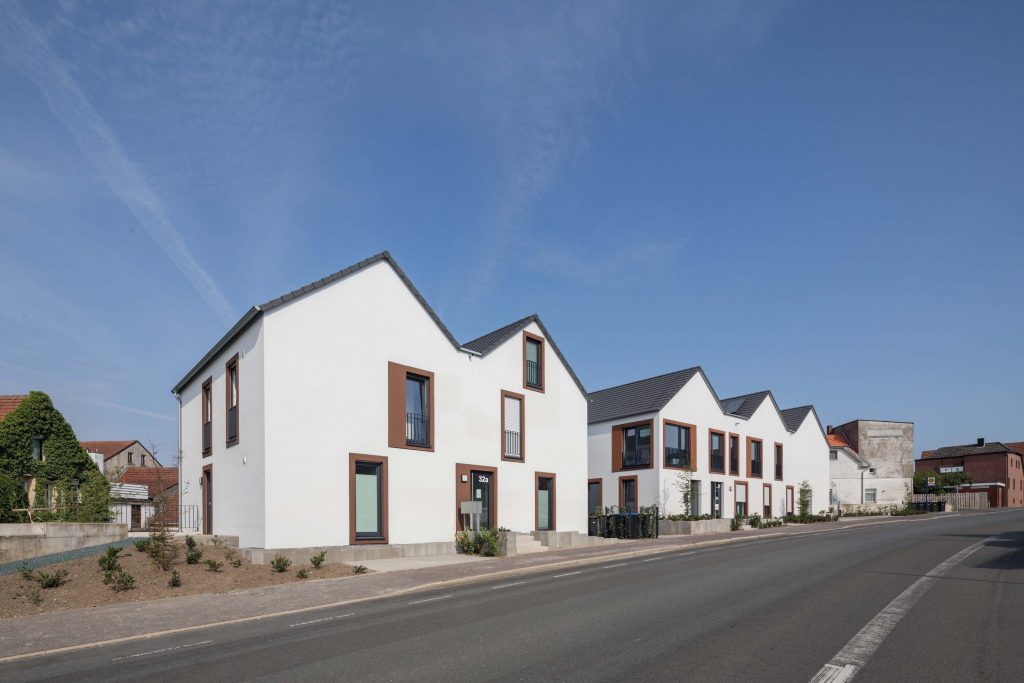 Fassadengestaltung mit WDVS: Spiel mit aufgesetzten Fensterfaschen