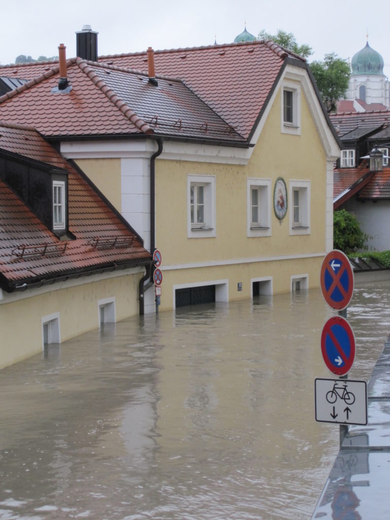 Leitplanke für das Hochwasser