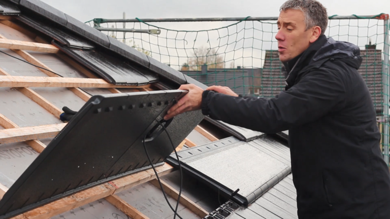 Solarziegel unauffällig ins Dach integriert