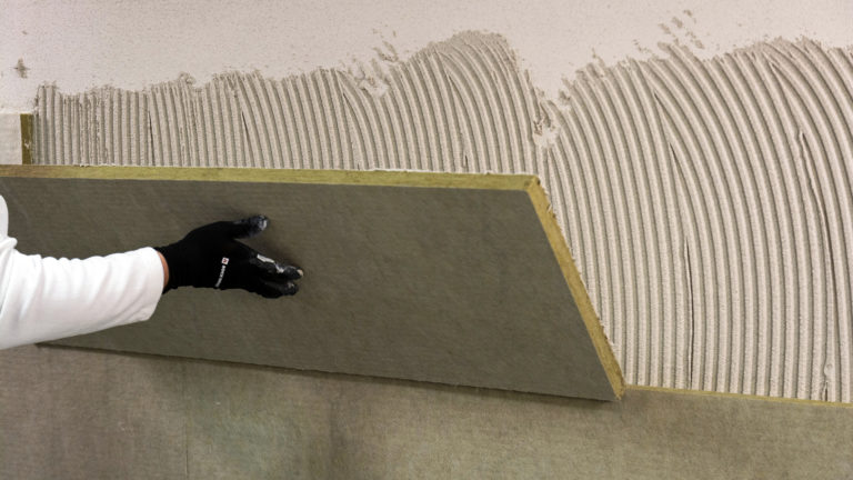 Erstes Innendämmsystem mit geklebten Steinwolleplatten