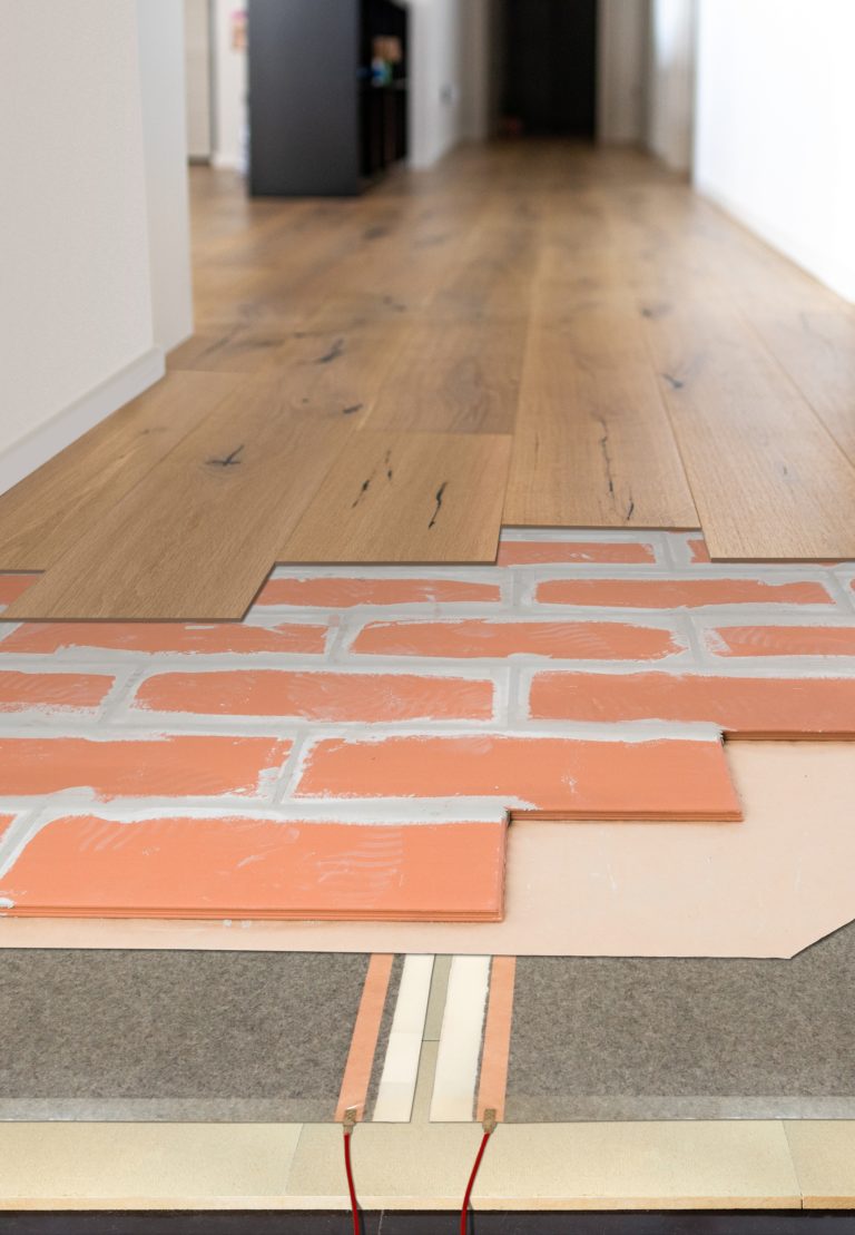 Effiziente Kombination aus Estrichziegel und Heizpapier