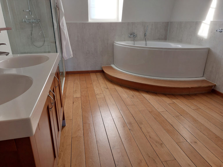 Boden aus geöltem Holz für den Nassbereich