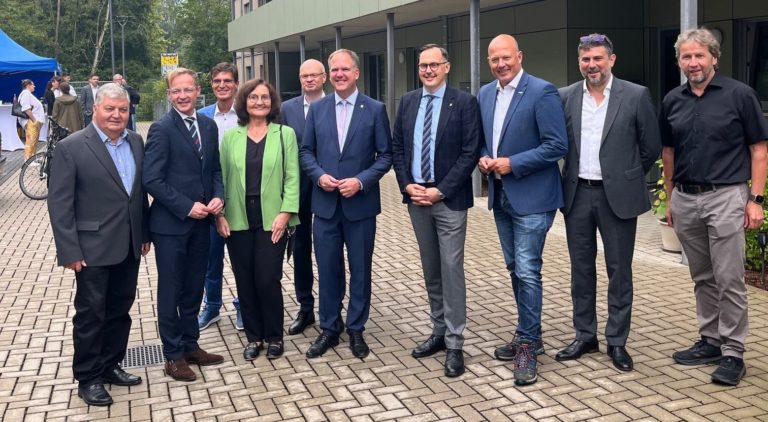 Besuch von Staatssekretär Sieveke beim innovativen GWG-Holzbauprojekt in Hürth-Berrenrath