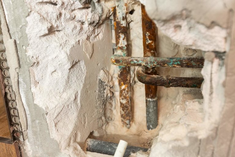 Blei im Trinkwasser: Austauschpflicht für alte Leitungen läuft – Vermieter sollten jetzt handeln