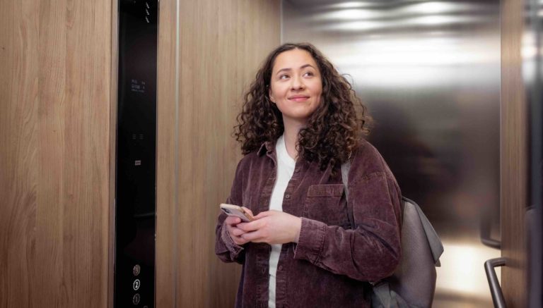 Kostenfalle vermeiden: Warum Hausverwalter die Aufzugsmodernisierung im Blick haben sollten