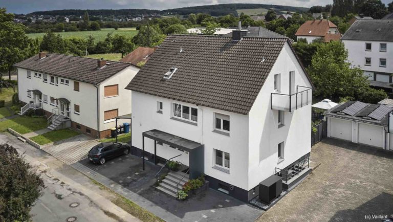 Mehrfamilienhaus aus den 60-er Jahren auf Wärmepumpe und PV umgerüstet